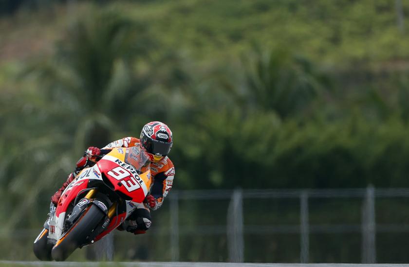 Honda Moto GP rider Marc Marquez of Spain takes a curve during the qualifying session of the Malaysian Motorcycle Grand Prix at Sepang circuit outside Kuala Lumpur October 12, 2013. u00e2u20acu201d Reuters pic