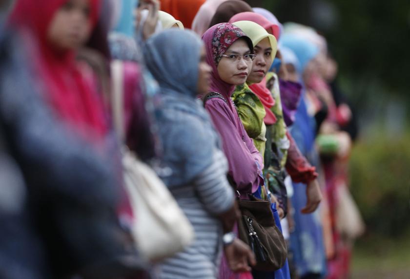 Malaysians of Malay ethnicity wait to cross a street in Kuala Lumpur September 12, 2013. Prime Minister Datuk Seri Najib Razak announced steps to further boost the economic participation of the ethnic Malay majority. u00e2u20acu201c Reuters pic