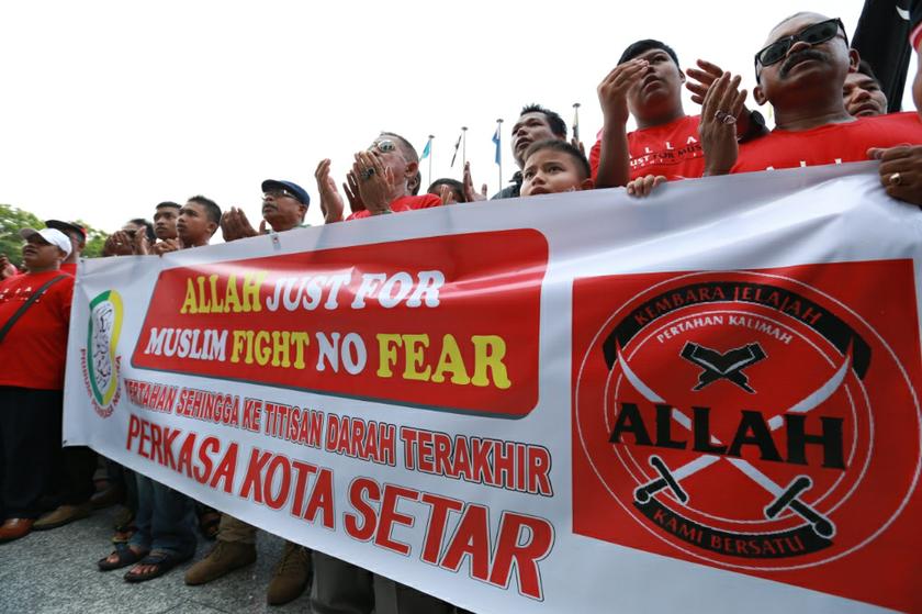 Members of Perkasa hold a rally outside the Court of Appeal in Putrajaya on October 14, 2013 before the court ruling on the u00e2u20acu02dcAllahu00e2u20acu2122 appeal. u00e2u20acu201d Picture by Saw Siow Feng 