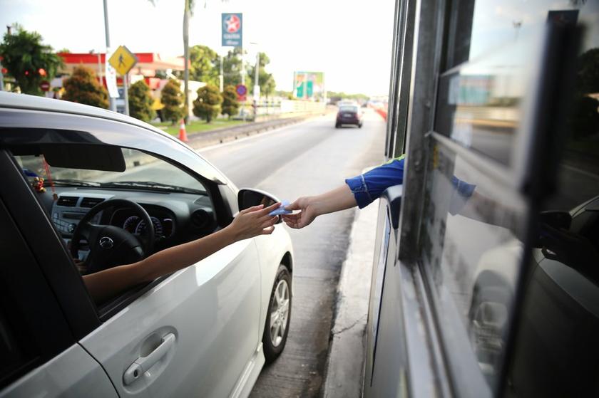 A Malaysian highway user pays a toll station in Kuala Lumpur December 18, 2013. u00e2u20acu201d Picture by Choo Choy May