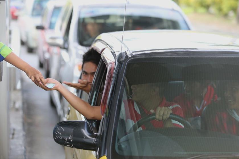 A Malaysian highway user pays a toll station in Kuala Lumpur December 18, 2013. u00e2u20acu201d Picture by Choo Choy May