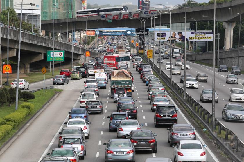 Commuters travel along the Federal Highway in Kuala Lumpur December 18, 2013. u00e2u20acu201d Picture by Choo Choy May