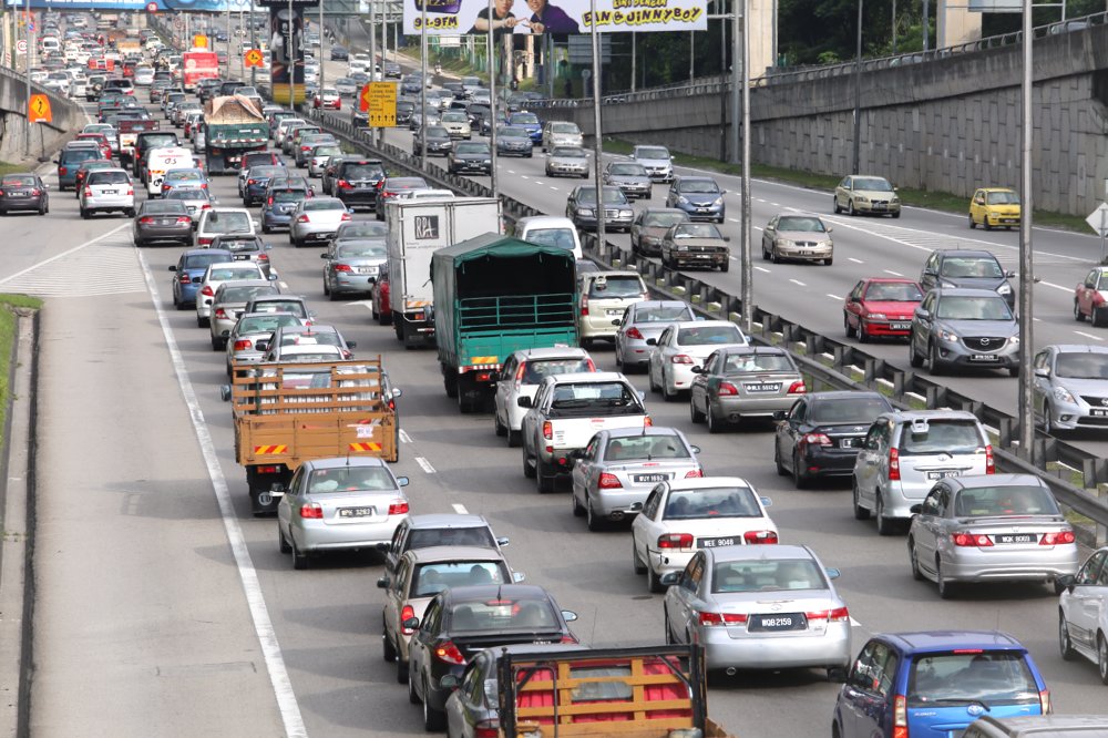 Commuters travel along the Federal Highway in Kuala Lumpur December 18, 2013. u00e2u20acu201d Picture by Choo Choy May