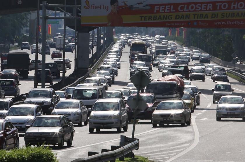Commuters travel along the Federal Highway in Kuala Lumpur December 18, 2013. u00e2u20acu201d Picture by Choo Choy May
