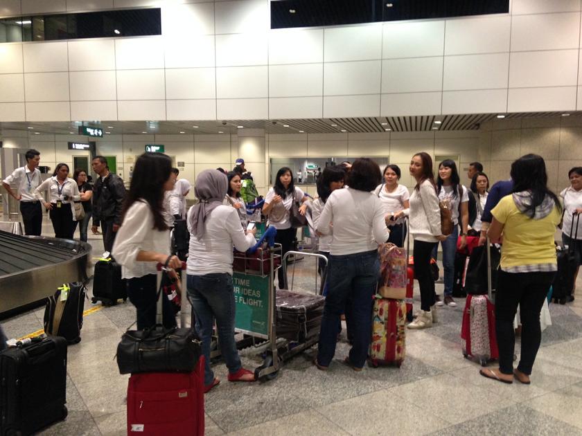 Passengers of a Malindo Air flight from Jakarta wait for their luggage after they were lost in KLIA for 30 minutes. u00e2u20acu201du00c2u00a0Picture courtesy of Yeo Bee Yin