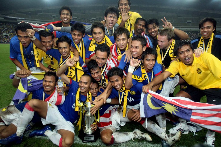 Malaysian footballers celebrate after their win over Myanmar in the final of The Merdeka Cup tournament in Shah Alam near Kuala Lumpur, 29 August 2007. u00e2u20acu201c AFP pic