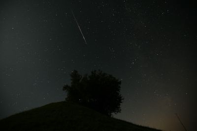 A meteor enters the earth's atmosphere during the Perseid meteor shower early on August 13, 2009 in the northeastern village of Rotbuehl in Switzerland. u00e2u20acu201c AFP pic