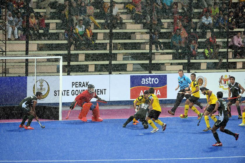 Malaysian defender led by Baljit Singh try to prevent Mohd Dilber and Zubair from scoring.