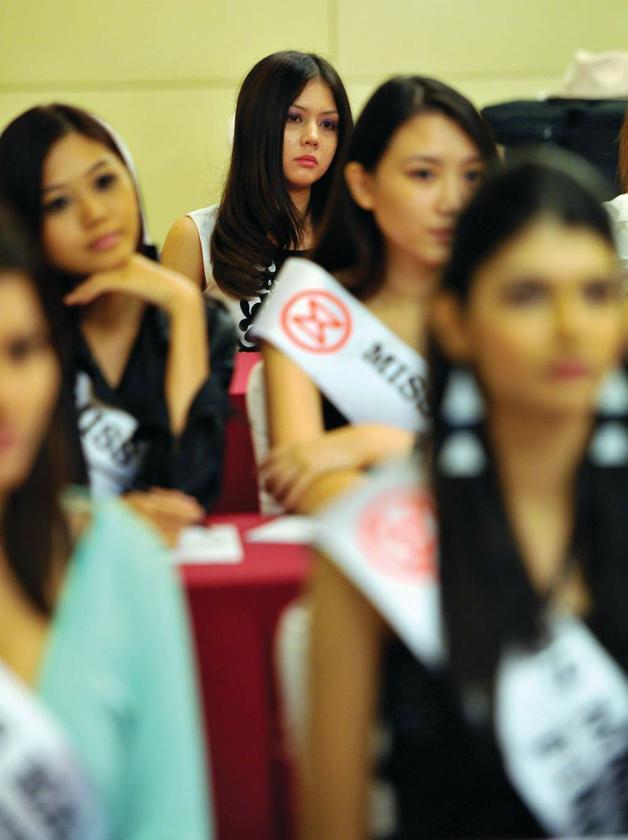 Miss Malaysia beauty contestant Sara Amelia Bernard (behind, photo not blurred) looking disappointed with Jawiu00e2u20acu2122s decision when met on July 29, 2013. u00e2u20acu201d The Malay Mail pic
