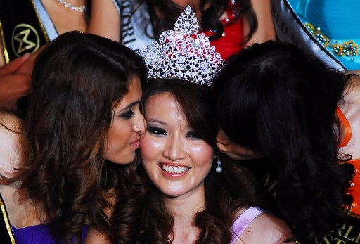 File photo of Soo Wincci (centre) after she was elected Miss Malaysia World 2008 in Kuala Lumpur. u00e2u20acu201d AFP pic