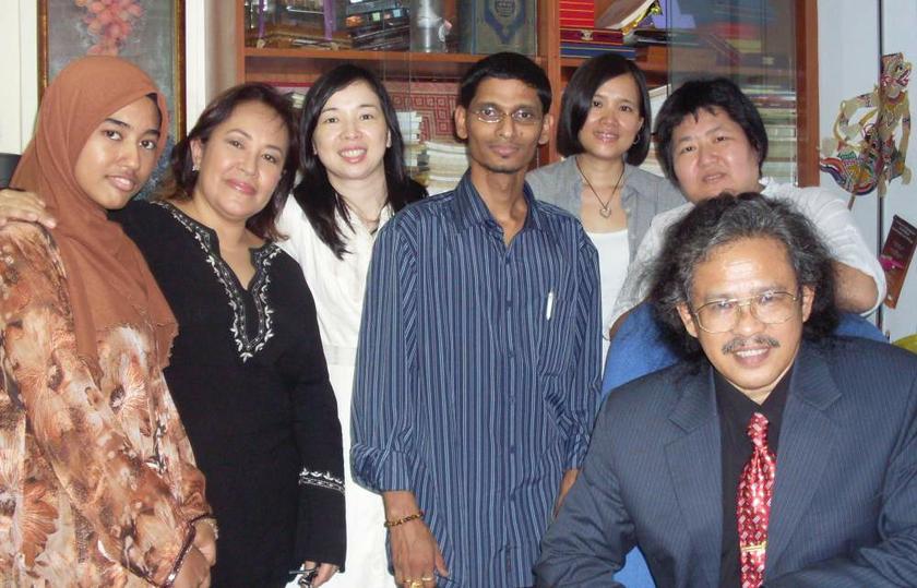 Lim Swee Tin (kanan) berjaya mengharungi cabaran dan dugaan dalam dunia penulisan.