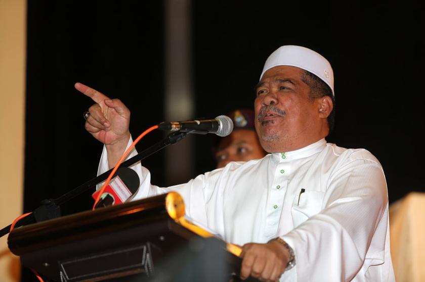 Mohamad Sabu addresses the Muktamar Tahunan Dewan Pemuda PAS in Petaling Jaya November 20, 2013. u00e2u20acu201d Picture by Choo Choy May