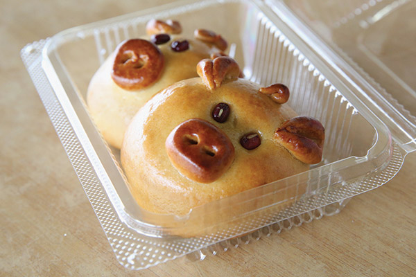 Children love the adorable pig shaped mooncakes