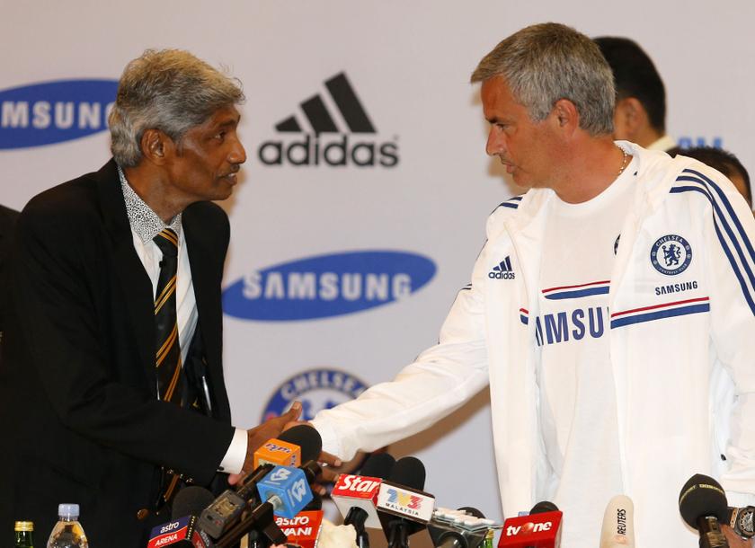 Chelsea manager Jose Mourinho and Malaysia's coach K. Rajagopal shake hands during a news conference as part of Chelsea's 'Here To Play, Here To Stay, Asia Tour 2013' in Subang, Kuala Lumpur July 18, 2013. u00e2u20acu201c Reuters pic