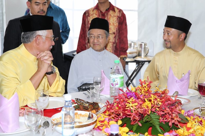 Datuk Seri Najib Razak chats with Tun Dr Mahathir Mohamad and Datuk Mukhriz Mahathir at the former PMu00e2u20acu2122s Aidilfitri open house in Seri Kembangan August 18, 2013. u00e2u20acu201d Picture by Choo Choy May