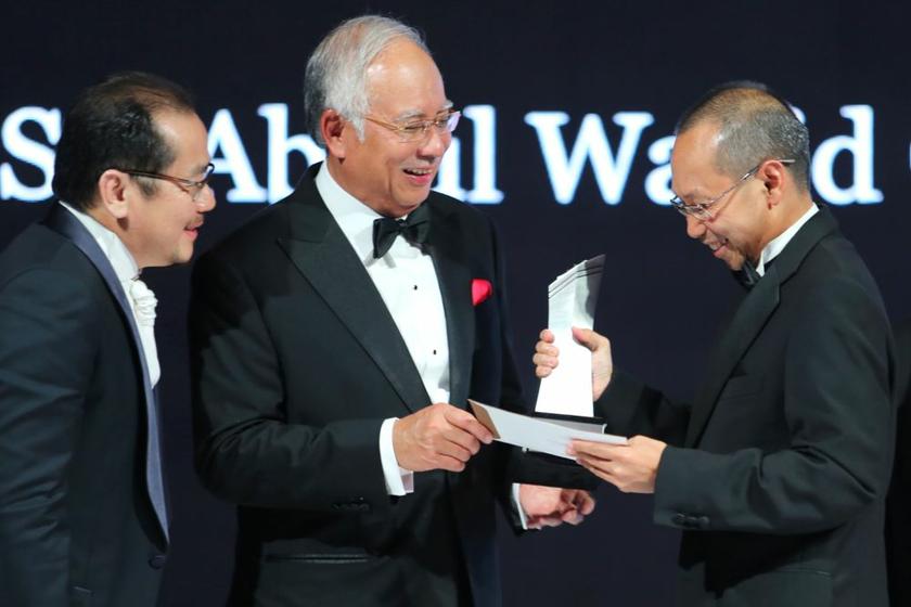Najib presenting the Malaysia's Outstanding CEOs Award to Datuk Seri Abdul Wahid Omar, September 2, 2013. u00e2u20acu201c Picture by Choo Choy May