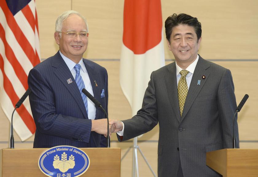 Japan's Prime Minister Shinzo Abe shakes hands with his Malaysian counterpart Datuk Seri  Najib Razak at the end of a media announcement after their talks at Abe's official residence in Tokyo December 12, 2013.u00c2u00a0u00e2u20acu201d Reuters pic