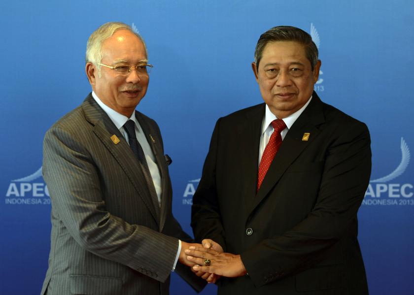 Indonesia's President Susilo Bambang Yudhoyono welcomes Malaysia's Prime Minister Datuk Seri Najib Razak for the ABAC Dialogue at the Asia-Pacific Economic Cooperation Summit in Nusa Dua, Bali October 7, 2013. u00e2u20acu201du00c2u00a0Reuters pic