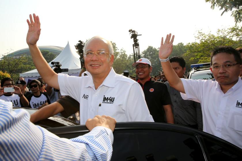 Prime Minister Datuk Seri Najib Razak waving goodbye after  attending the  1M4U 'bubur lambuk' handout ceremony at Seksyen 13 Ramadan bazar, Shah Alam. u00e2u20acu201c Picture by Choo Choy May