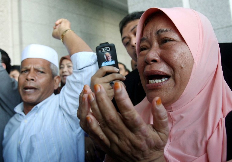 Supporters of former chief minister of Perak Mohammad Nizar Jamaluddin, react during a protest outside the Federal Court in Putrajaya, outside Kuala Lumpur on Feburary 9, 2010. u00e2u20acu201d AFP pic