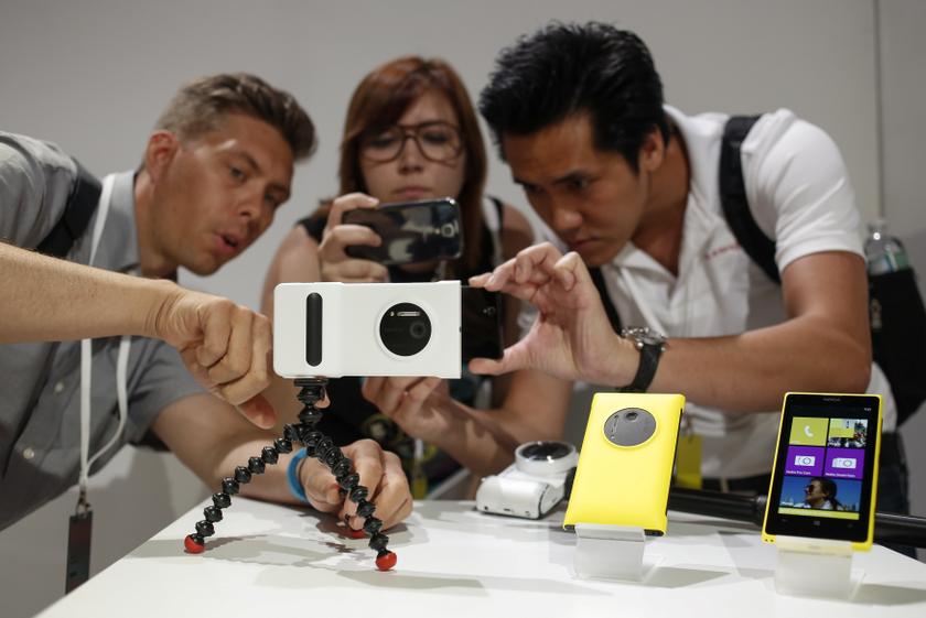 Guests at Nokiau00e2u20acu2122s unveiling of its new Lumia 1020 smartphone use the new phoneu00e2u20acu2122s 41-megapixel camera with a grip in New York July 11, 2013. u00e2u20acu201d Reuters pic
