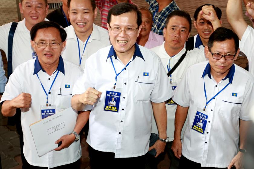 Datuk Seri Ong Tee Keat arriving at the MCA building in Kuala Lumpur on December 16, 2013 for the MCA, Youth and Wanita nominations. — Picture by Saw Siow Feng