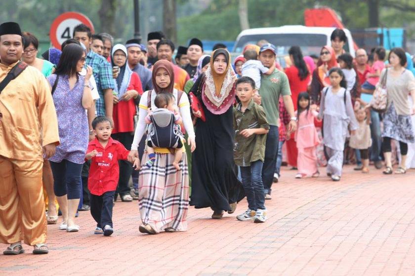 People streaming in to the Hari Raya open house hosted by former Prime Minister Tun Dr Mahathir Mohamad at The Mines Resort City in Kuala Lumpur on August 18, 2013. u00e2u20acu201d Picture by Choo Choy May