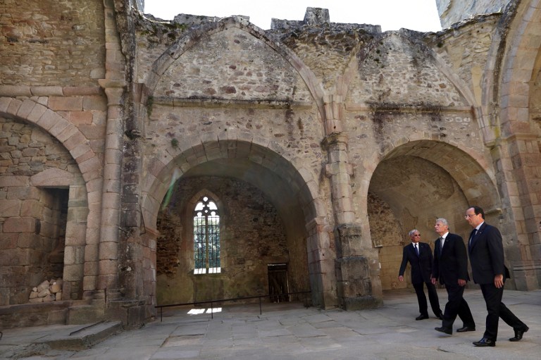 French president Francois Hollande (right) and his German counterpart Joachim Gauck (centre) visit on September 4, 2013 the village of Oradour-sur-Glane with Robert Hebras, 88, one of the last survivors of the World War II massacre. AFP