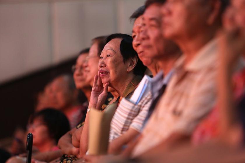 An OUG resident listens to speeches during an ad hoc meeting of OUG residents at SJK(C) Yoke Nam in Kuala Lumpur December 1, 2013.
