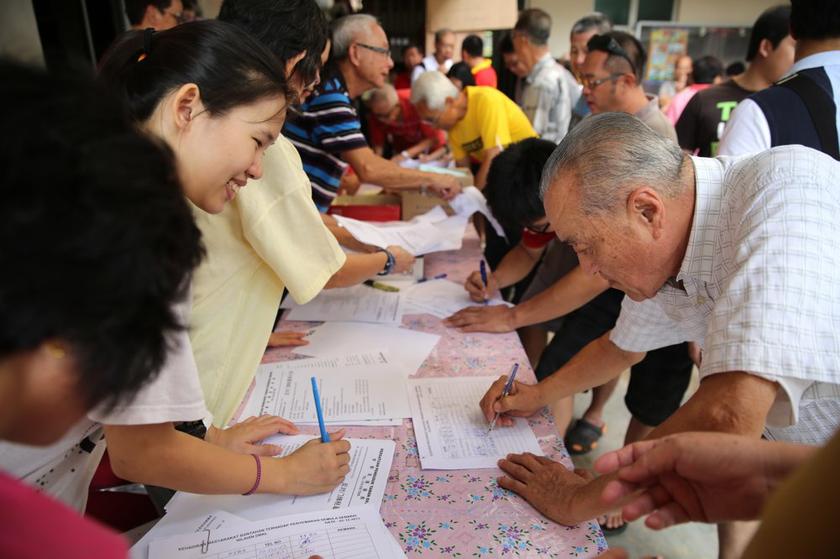 OUG residents filling up protest forms at an ad hoc meeting of OUG residents at SJK(C) Yoke Nam in Kuala Lumpur December 1, 2013. 