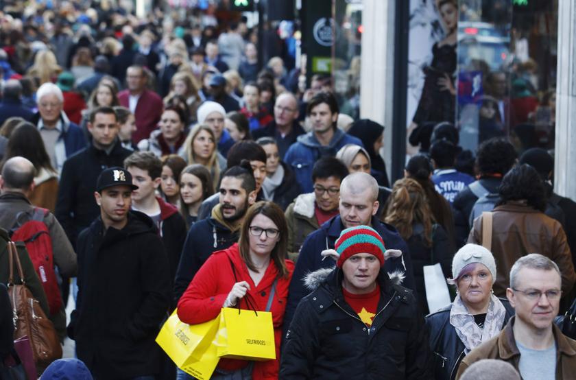 Shoppers walk along Oxford Street on the last Sunday before Christmas in London December 22, 2013.  u00e2u20acu201d Reuters pic