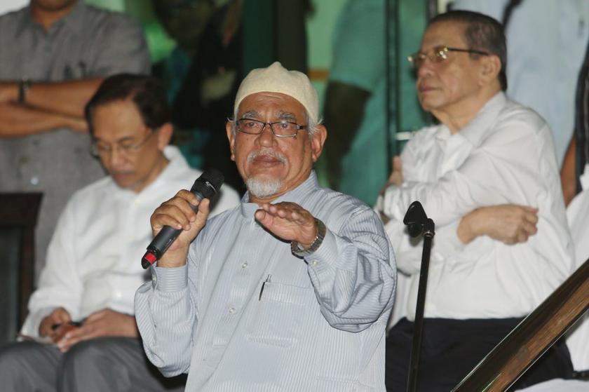 Datuk Seri Abdul Hadi Awang giving a speech during the 'Faham GST, Tolak GST' rally held by PR.