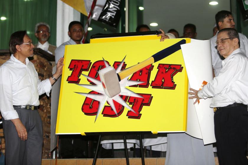 PR leaders unveiling a poster for the 'Faham GST, Tolak GST' rally at Sultan Sulaiman Club, Kg Baru on December 20, 2013. u00e2u20acu201d Picture by Choo Choy May