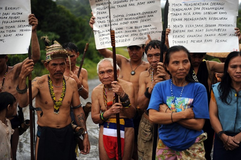 Picture taken on August 21, 2009, show Penan tribes people maning a blockade against the timber and plantation company vehicles in Long Belok in Malaysia's Sarawak State.