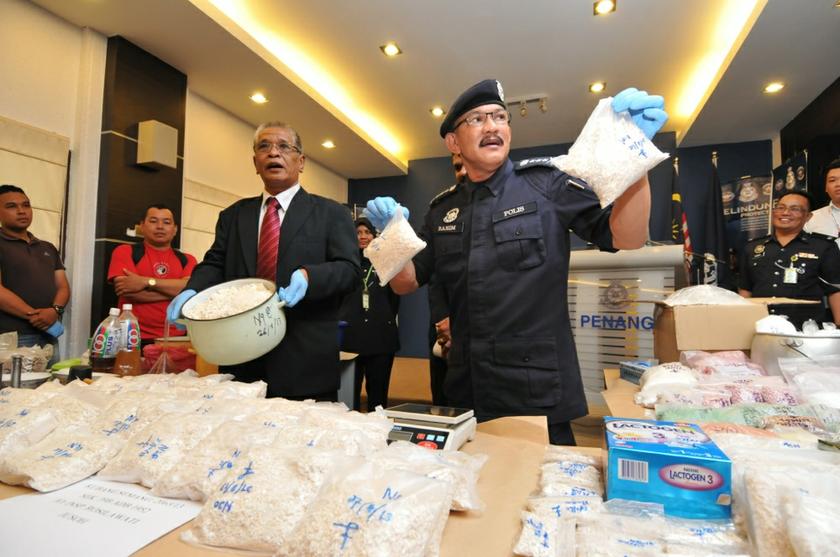 Bukit Aman narcotic director Datuk Norashid Ibrahim (left) together with Chief Police Officer of Penang Datuk Abdul Rahim Hanafi (right) showing the confiscated drugs worth RM11.56million. u00e2u20acu201d Picture by K.E. Ooi