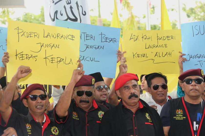Perkasa and other Selangor NGOs show their support for Jais after Friday prayers in Shah Alam Selangor January 10, 2014. u00e2u20acu201d Picture by Choo Choy May