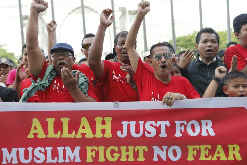 Muslim demonstrators chant slogans outside Malaysiau00e2u20acu2122s Court of Appeal in Putrajaya, outside Kuala Lumpur October 14, 2013. u00e2u20acu201d Reuters pic