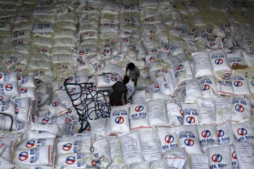 Workers unload rice imported from Vietnam from a ship docked at a port in Manila January 23, 2014. u00e2u20acu201d Reuters pic