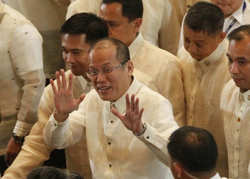 Philippine President Benigno Aquino gestures while being surrounded by presidential security officials in Quezon City, Metro Manila July 22, 2013. u00e2u20acu201c Reuters pic