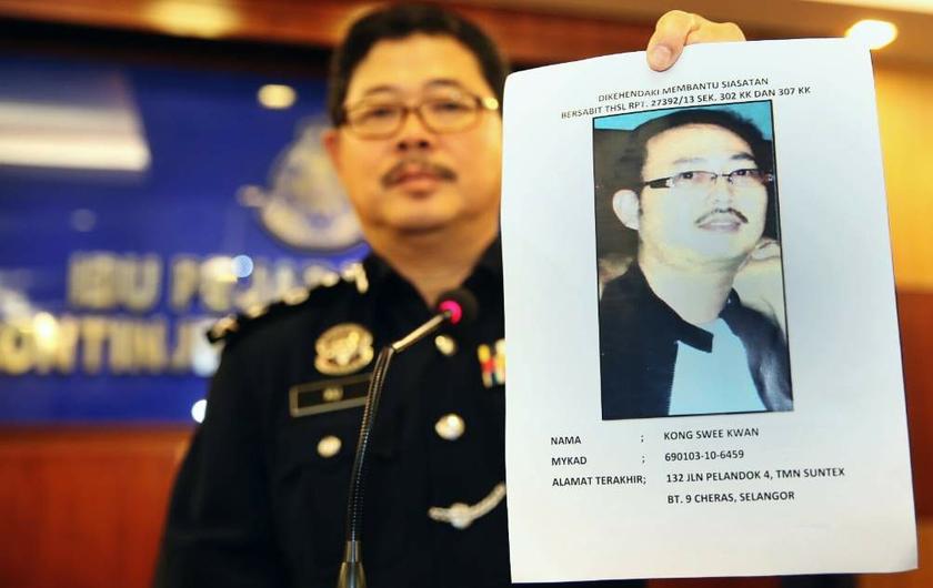 Kuala Lumpur CID chief Datuk Ku Chin Wah shows reporters a poster of suspected gunman Kong Swee Kwan on August 6, 2013. u00e2u20acu201d Picture by Saw Siow Feng