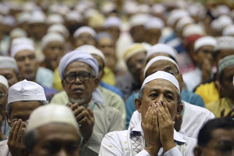 A Muslim man prays during the National Islamic Party (PAS) annual general meeting in Kota Bharu, Kelantan, 03 June 2005. u00e2u20acu201c AFP pic