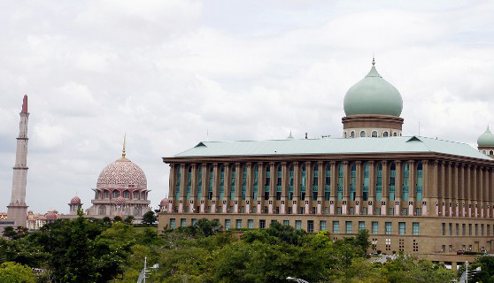 This picture taken on September 9, 2008 shows the prime minister's office and Putra mosque in Putrajaya. u00e2u20acu201d AFP pic