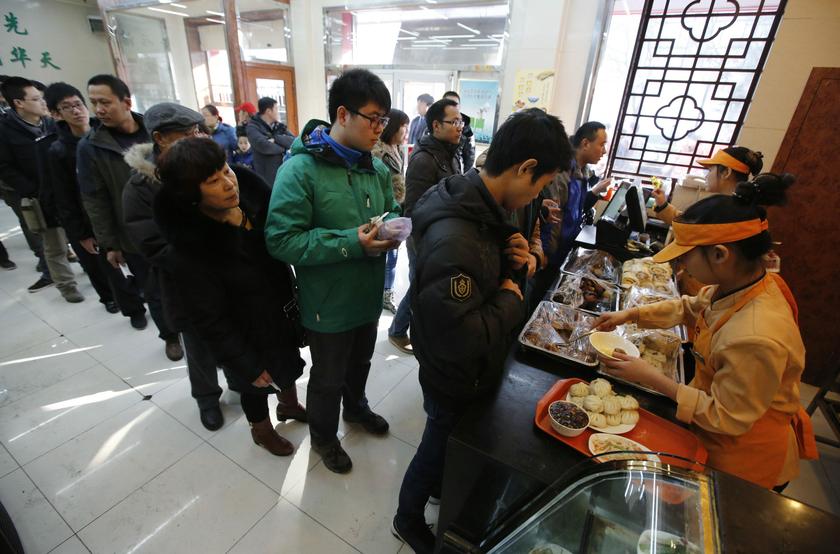 Customers line up to buy steamed buns which Chinese President Xi Jinping ate yesterday, at the Qing-Feng steamed buns restaurant in Beijing, December 29, 2013. u00e2u20acu201d Reuters pic