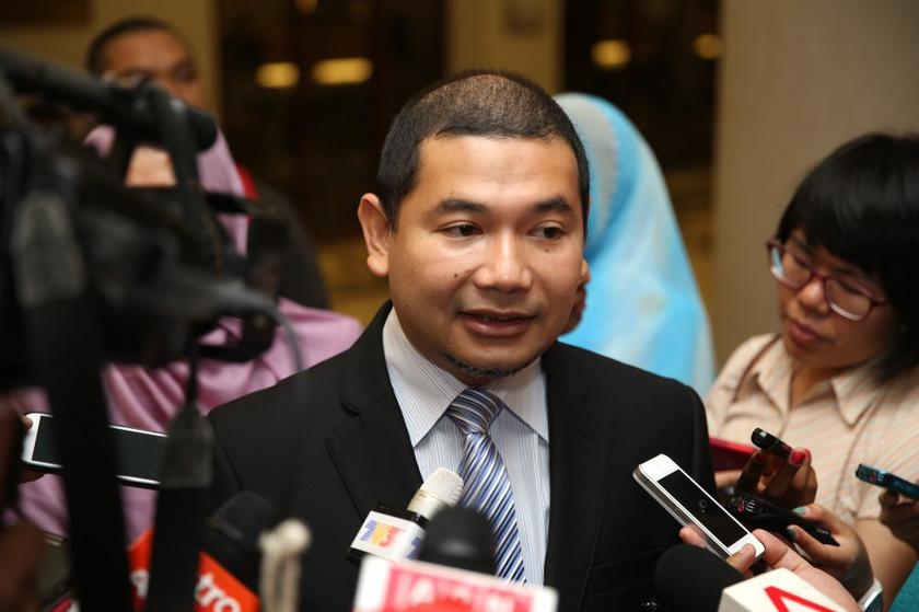 PKRu00e2u20acu2122s Rafizi Ramli speaks to reporters in Kuala Lumpur on November 11, 2013. u00e2u20acu201d Picture by Choo Choy May