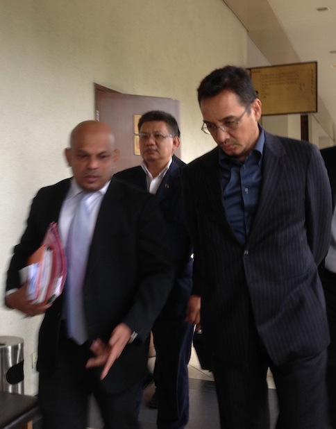 Lawyer Bernard Lewis (left) and Raja Azman Shah Raja Alang Petra, CEO of Tabung Kebajikan dan Pendidikan Program E-Pendidikan Genius, walking towards the courtroom in Kuala Lumpur on August 5, 2013. u00e2u20acu201d Picture by Melissa Chi