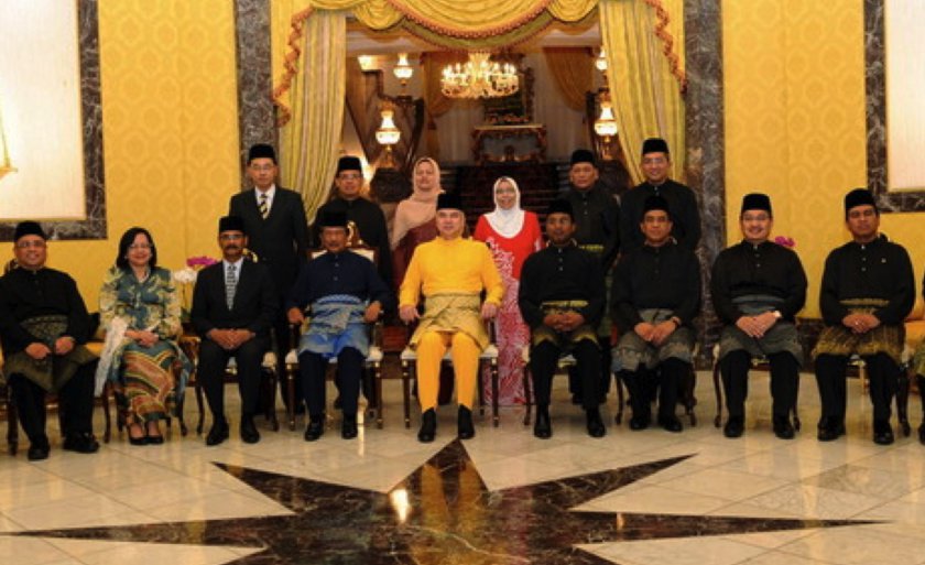 File picture shows Perak Regent Raja Nazrin (centre) who was proclaimed as the new Sultan of Perak, on May 29, 2014, a day after his father, Sultan Azlan Shah passed away. u00e2u20acu201d Bernama pic