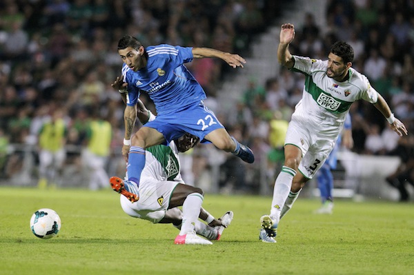 Real Madridu00e2u20acu2122s Angel Di Maria is tackled by Elcheu00e2u20acu2122s Carlos Sanchez as Alberto Botia watches during their Spanish first division match in Elche, September 25, 2013. u00e2u20acu201d Reuters pic