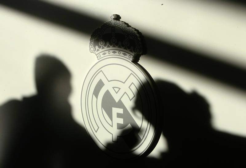 Shadows of reporters are seen on Real Madridu00e2u20acu2122s logo during a news conference by Real Madrid new coach Juande Ramos ahead of their Champions League match against Zenit Saint Petersburg in Madrid in this December 9, 2008 file photo. u00e2u20acu201d Reuters pic