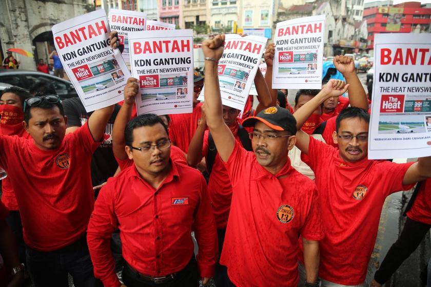 Malaysians protest the government’s suspension of weekly, The Heat, in Market Square, Kuala Lumpur January 4, 2013. — Picture by Choo Choy May 
