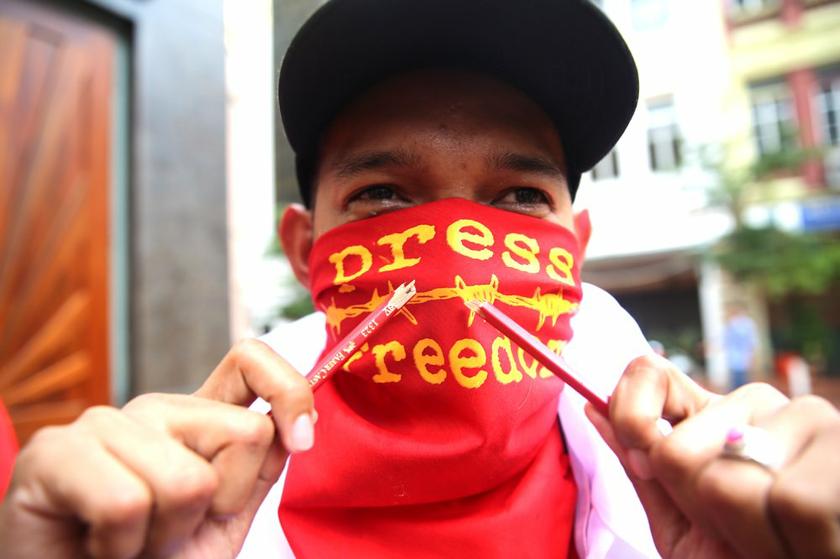 A man protests the governmentu00e2u20acu2122s suspension of weekly, The Heat, by breaking a red pencil in Market Square, Kuala Lumpur January 4, 2013. u00e2u20acu201d Picture by Choo Choy May